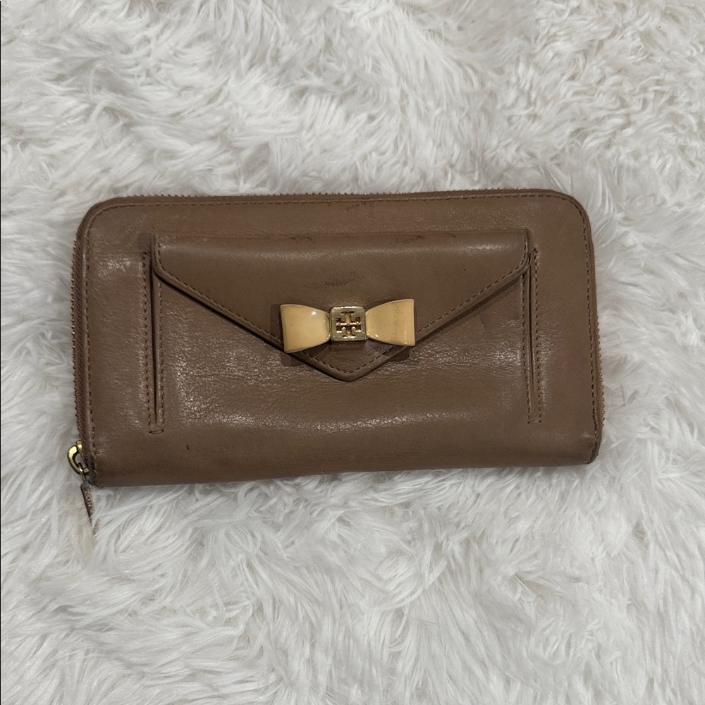 Tory Burch Robinson Taupe Zip-Around Leather Wallet Bow Detail Women’s
